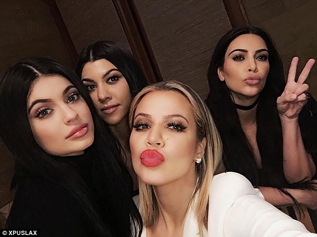Chị em Kim ch&ecirc; chiếc si&ecirc;u xe 31 tỷ m&agrave; Kylie Jenner được tặng thật lố bịch - Ảnh 2.