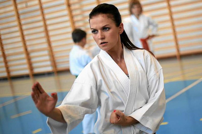 Vợ xinh của Lewandowski l&agrave; cao thủ karate, c&oacute; đai đen - Ảnh 2.