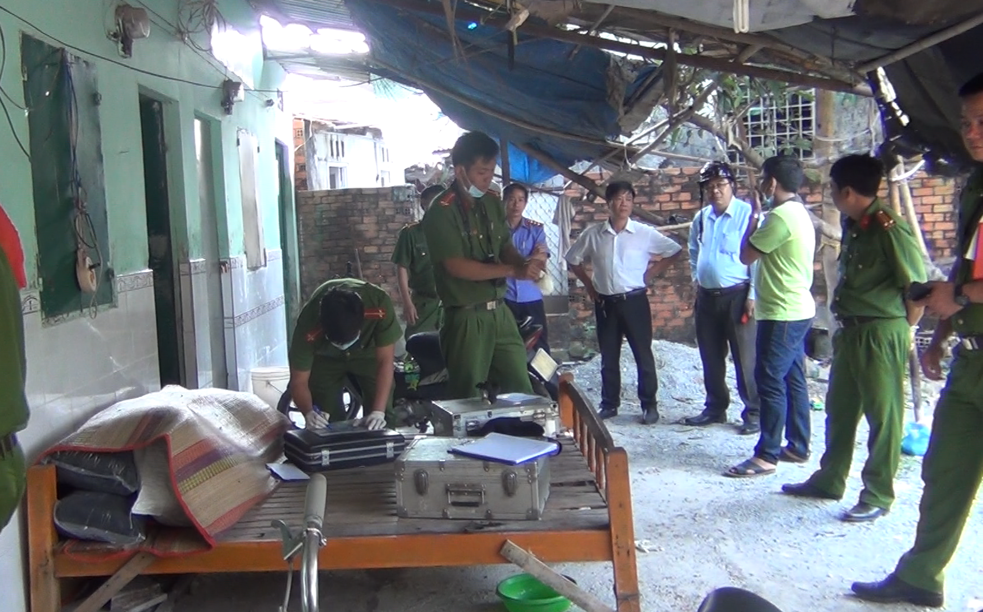Vụ hút thuốc trong nhà vệ sinh, hầm cầu nổ khiến 4 người bị thương: Nguyên nhân nổ do tích tụ khí metan - Ảnh 2.
