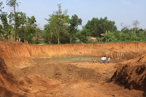 Cha mẹ đi rẫy, hai anh em ruột rơi xuống hầm đất tử vong - Ảnh 1.