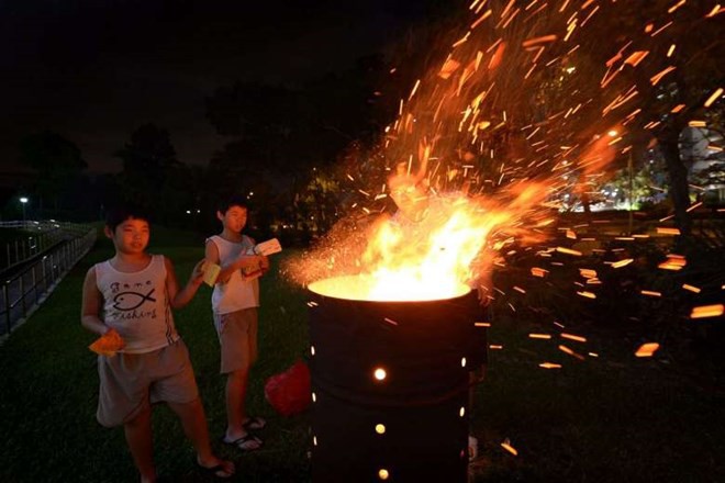 Singapore quản lý chặt chẽ việc đốt vàng mã của người dân - Ảnh 1.