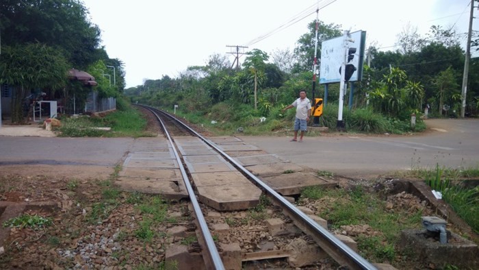 Nhìn nhầm đèn đỏ thành đèn xanh, hai tàu hỏa suýt đâm nhau, kịp dừng khi cách nhau 10m - Ảnh 1.