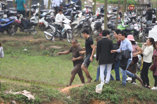 Hàng trăm thanh niên trai tráng lao vào giằng xé, giẫm đạp lên nhau để Cướp phết Hiền Quan lấy may - Ảnh 21.