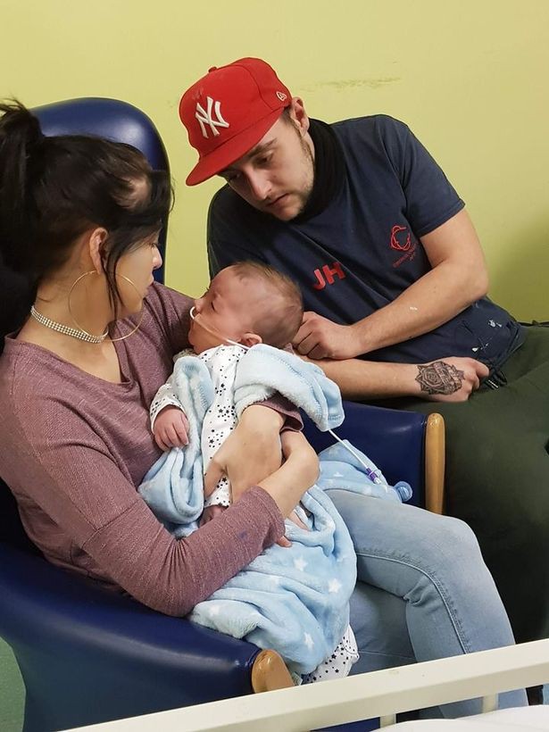 Đứa bé vừa ra đời khóc vài giây đã ngừng thở, bố mẹ sững sờ nhìn con mềm nhũn, phải vào phòng chăm sóc đặc biệt - Ảnh 11.