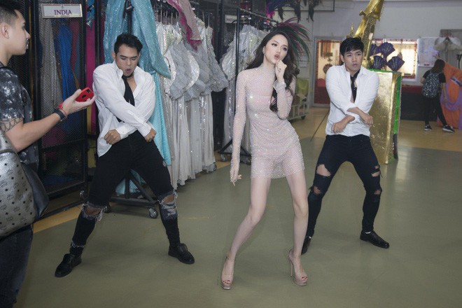 Phô diễn vóc dáng trong cùng một thiết kế đầm ôm sát, Hương Giang Idol tinh tế hơn hẳn Bảo Anh và Chúng Huyền Thanh - Ảnh 3. Phô diễn vóc dáng trong cùng một thiết kế đầm ôm sát, Hương Giang Idol tinh tế hơn hẳn Bảo Anh và Chúng Huyền Thanh - Ảnh 3.
