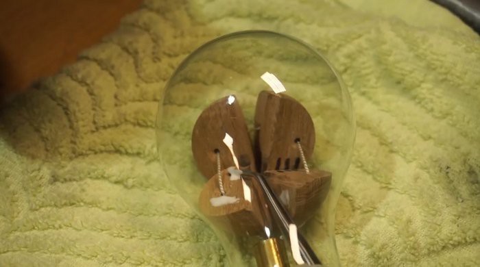 Hướng dẫn tự chế quả cầu disco từ một chiếc bóng đèn sợi đốt cũ - Ảnh 2. Hướng dẫn tự chế quả cầu disco từ một chiếc bóng đèn sợi đốt cũ - Ảnh 2.