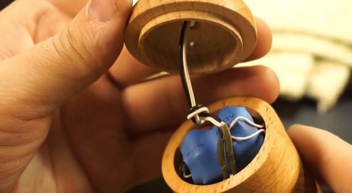 Hướng dẫn tự chế quả cầu disco từ một chiếc bóng đèn sợi đốt cũ - Ảnh 6. Hướng dẫn tự chế quả cầu disco từ một chiếc bóng đèn sợi đốt cũ - Ảnh 6.
