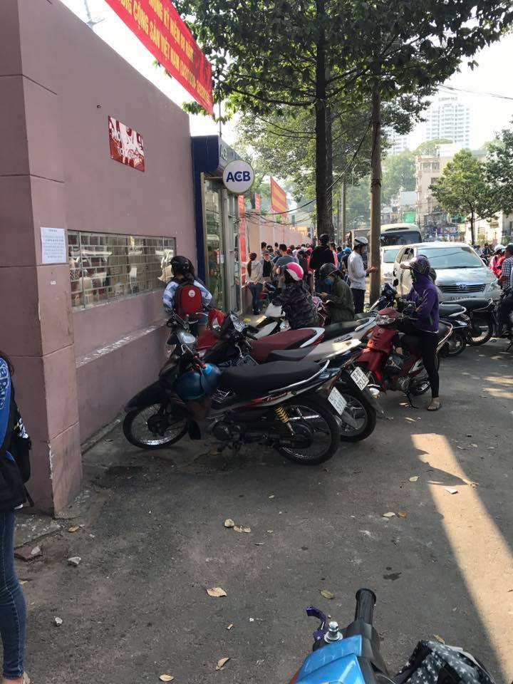 Hàng trăm bạn trẻ Sài Gòn xếp hàng từ sáng sớm chờ đợi nhận vé giao lưu cùng đội tuyển U23 Việt Nam - Ảnh 4.