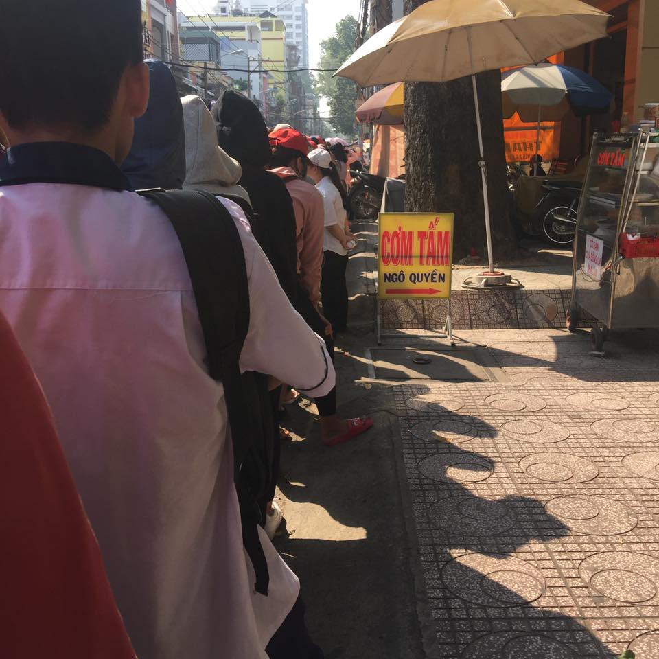 Hàng trăm bạn trẻ Sài Gòn xếp hàng từ sáng sớm chờ đợi nhận vé giao lưu cùng đội tuyển U23 Việt Nam - Ảnh 7.