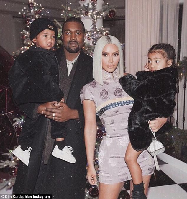 Kim Kardashian khoe vòng 3 khủng khi lần đầu lộ diện với con gái mới sinh - Ảnh 12.