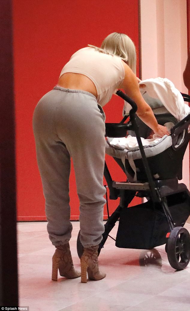 Kim Kardashian khoe vòng 3 khủng khi lần đầu lộ diện với con gái mới sinh - Ảnh 5.