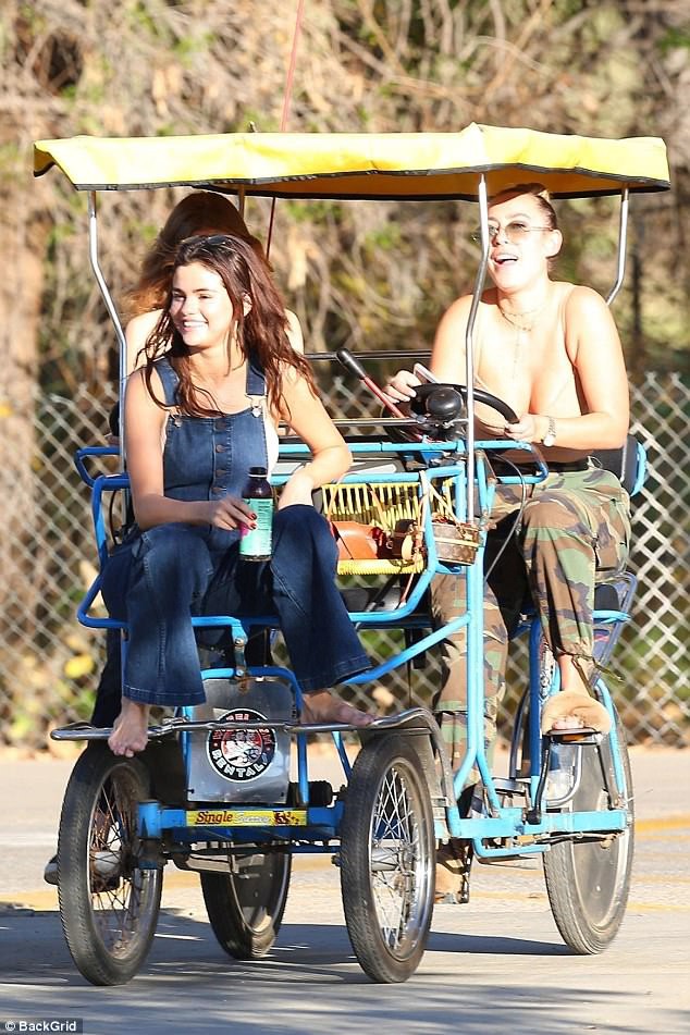 Selena trang điểm nhẹ vẫn cực xinh, thảo nào cả Charlie Puth lẫn Justin Bieber đều phải lòng - Ảnh 2.