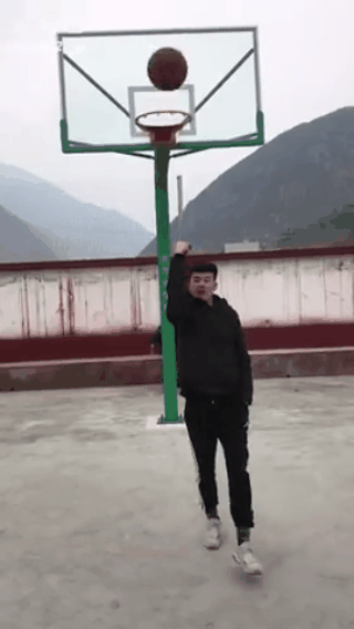Hotboy bóng rổ siêu ngầu trên sân và cái kết chỉ muốn chui xuống đất ...