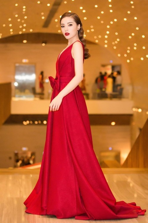 Đụng hàng với Hoa hậu đẹp nhất Thế giới 2008, Kỳ Duyên vẫn quyến rũ và đẳng cấp vô cùng  - Ảnh 4.