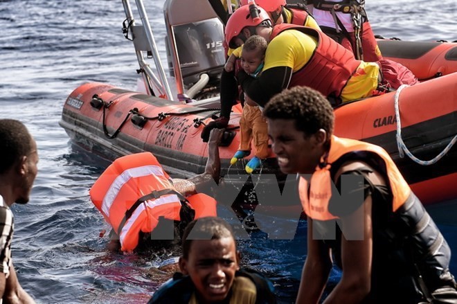 Lật tàu ở ngoài khơi Libya, gần trăm người có nguy cơ đuối nước - Ảnh 1.