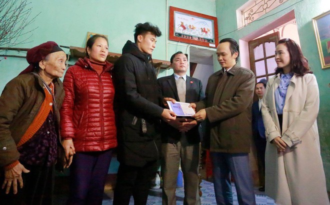 Ông Trịnh Văn Quyết trao 500 triệu đồng tiền thưởng cho thủ môn Bùi Tiến Dũng - Ảnh 1.