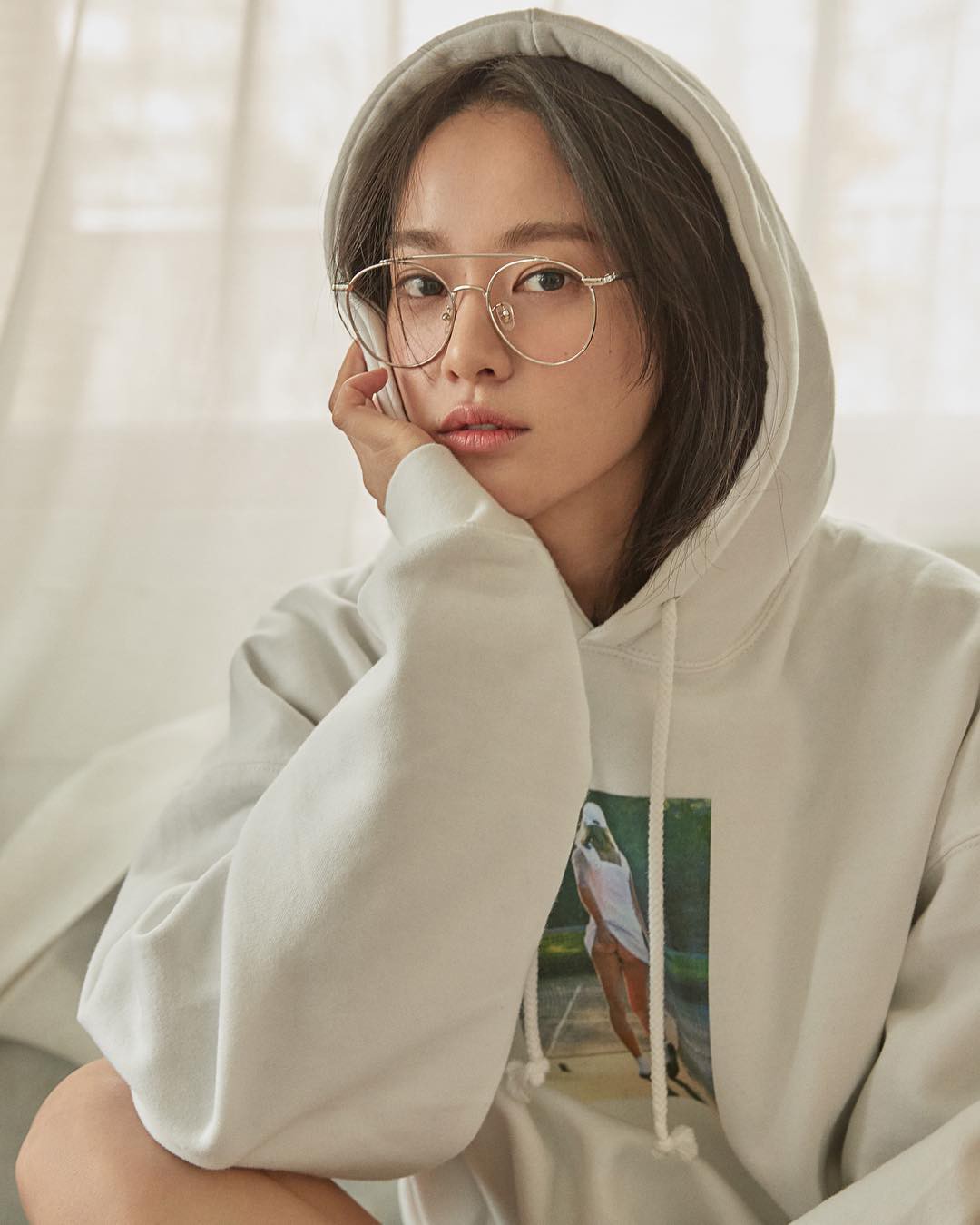 Chỉ làm tóc và trang điểm đơn giản, Lee Joo Yeon vẫn đủ xinh để khiến G-Dragon mê đắm - Ảnh 2. Chỉ làm tóc và trang điểm đơn giản, Lee Joo Yeon vẫn đủ xinh để khiến G-Dragon mê đắm - Ảnh 2.