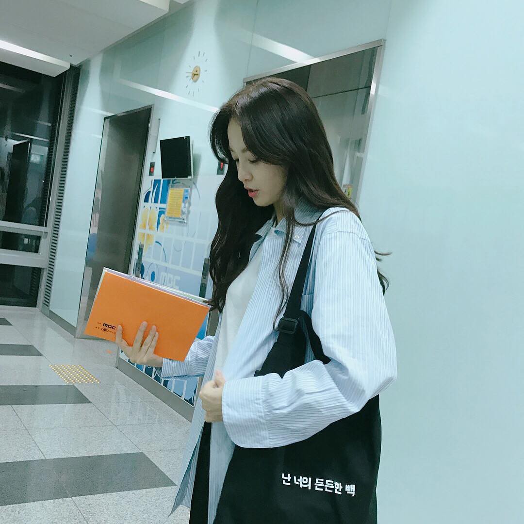 Chỉ làm tóc và trang điểm đơn giản, Lee Joo Yeon vẫn đủ xinh để khiến G-Dragon mê đắm - Ảnh 8. Chỉ làm tóc và trang điểm đơn giản, Lee Joo Yeon vẫn đủ xinh để khiến G-Dragon mê đắm - Ảnh 8.