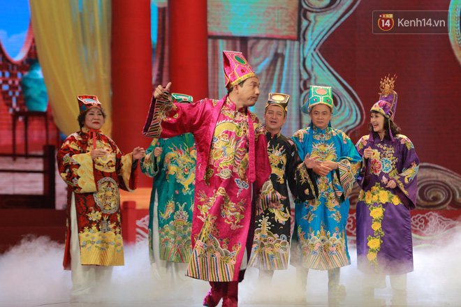 Ch&ugrave;m ảnh đẹp: Cận cảnh d&agrave;n nghệ sĩ tr&ecirc;n s&acirc;n khấu ho&agrave;nh tr&aacute;ng của T&aacute;o Qu&acirc;n 2018 - Ảnh 3.
