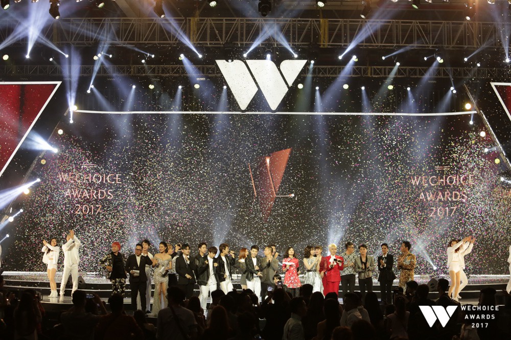 Suni Hạ Linh - Uni5 làm mới hit Trái tim vàng son, khép lại đêm Gala WeChoice Awards 2017 tràn cảm xúc - Ảnh 2. Uni5 cùng các ca sĩ làm mới ca khúc Trái tim vàng son tại Gala Awards 2017