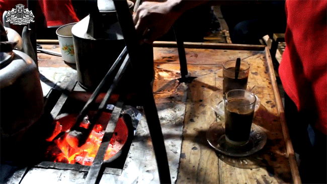 Cốc cà phê kèm một cục than nóng đỏ rực là thức uống độc nhất vô nhị tại Indonesia - Ảnh 3.