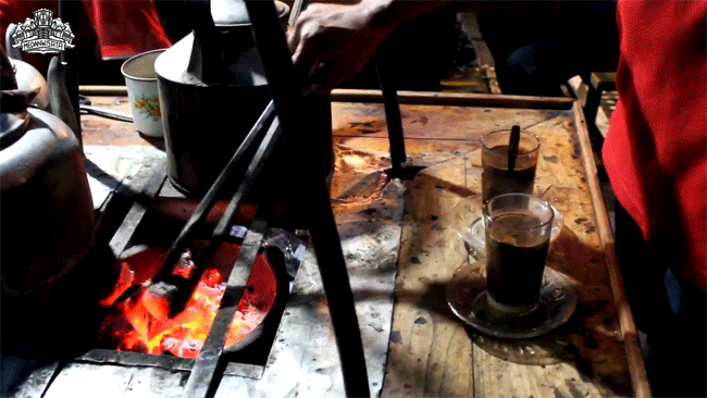 Cốc cà phê kèm một cục than nóng đỏ rực là thức uống độc nhất vô nhị tại Indonesia - Ảnh 3. Cốc cà phê kèm một cục than nóng đỏ rực là thức uống độc nhất vô nhị tại Indonesia - Ảnh 3.