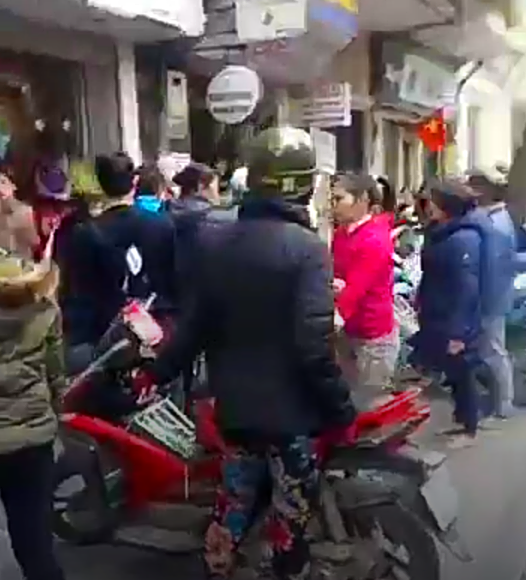 H&agrave; Nội: T&oacute;m gọn một thanh ni&ecirc;n nghi x&ocirc;ng v&agrave;o cửa h&agrave;ng tr&ecirc;n phố H&agrave;ng Trống, mở tủ cướp iPad  - Ảnh 2.