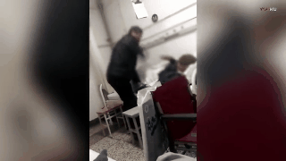 Clip: Đi chăm bố bệnh liệt giường nhưng hành động của người con trai này khiến bất cứ ai chứng kiến đều phẫn nộ - Ảnh 3.