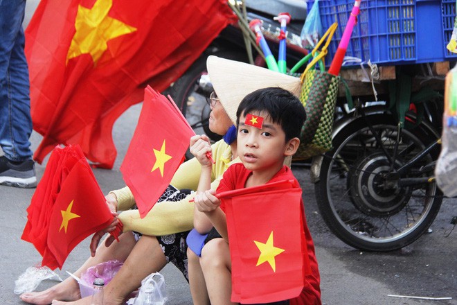 Vé chợ đen tràn ngập, ngang nhiên rao bán 100.000 đồng một vé cho người hâm mộ Sài Gòn để vào sân giao lưu U23 Việt Nam - Ảnh 12.