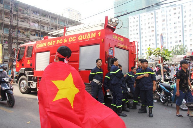 Vé chợ đen tràn ngập, ngang nhiên rao bán 100.000 đồng một vé cho người hâm mộ Sài Gòn để vào sân giao lưu U23 Việt Nam - Ảnh 13.