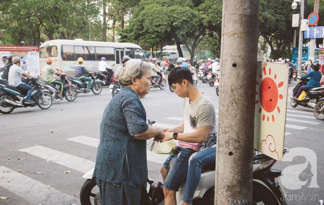 Em bé 5 tuổi có mẹ mà vẫn mồ côi, cùng ông bà mưu sinh bên xe bột chiên vỉa hè Sài Gòn - Ảnh 5.