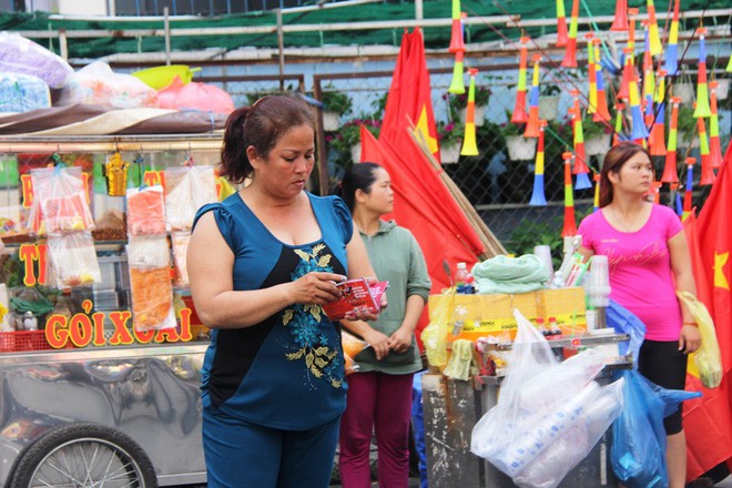 Vé chợ đen tràn ngập, ngang nhiên rao bán 100.000 đồng một vé cho người hâm mộ Sài Gòn để vào sân giao lưu U23 Việt Nam - Ảnh 5.