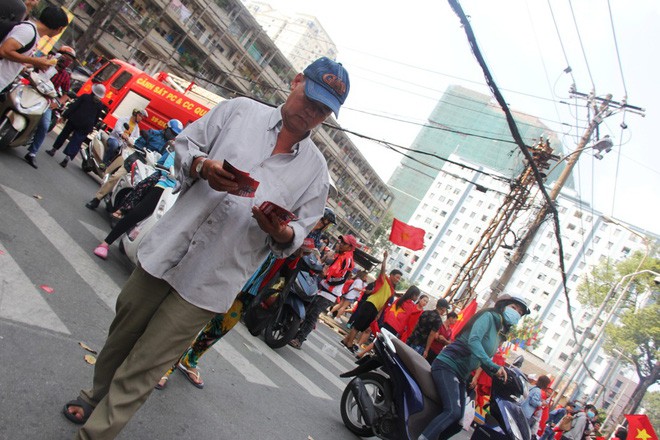 Vé chợ đen tràn ngập, ngang nhiên rao bán 100.000 đồng một vé cho người hâm mộ Sài Gòn để vào sân giao lưu U23 Việt Nam - Ảnh 6.