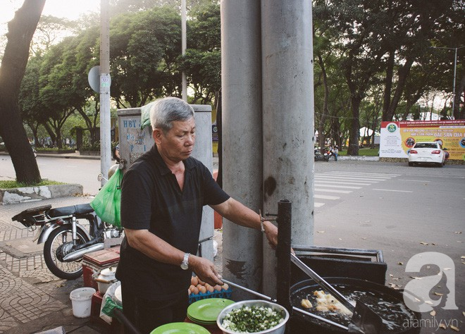 Em bé 5 tuổi có mẹ mà vẫn mồ côi, cùng ông bà mưu sinh bên xe bột chiên vỉa hè Sài Gòn - Ảnh 7.