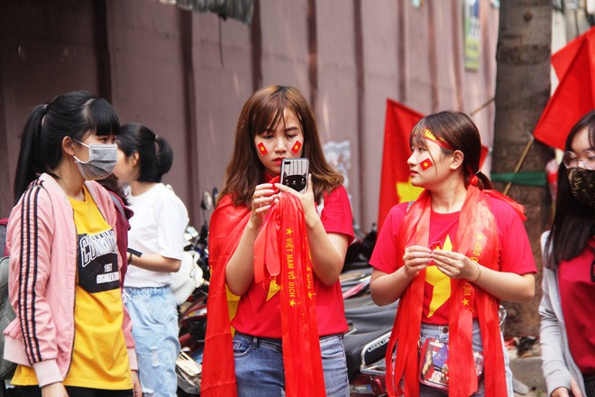 Vé chợ đen tràn ngập, ngang nhiên rao bán 100.000 đồng một vé cho người hâm mộ Sài Gòn để vào sân giao lưu U23 Việt Nam - Ảnh 7.