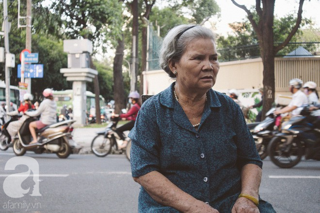 Em bé 5 tuổi có mẹ mà vẫn mồ côi, cùng ông bà mưu sinh bên xe bột chiên vỉa hè Sài Gòn - Ảnh 10.