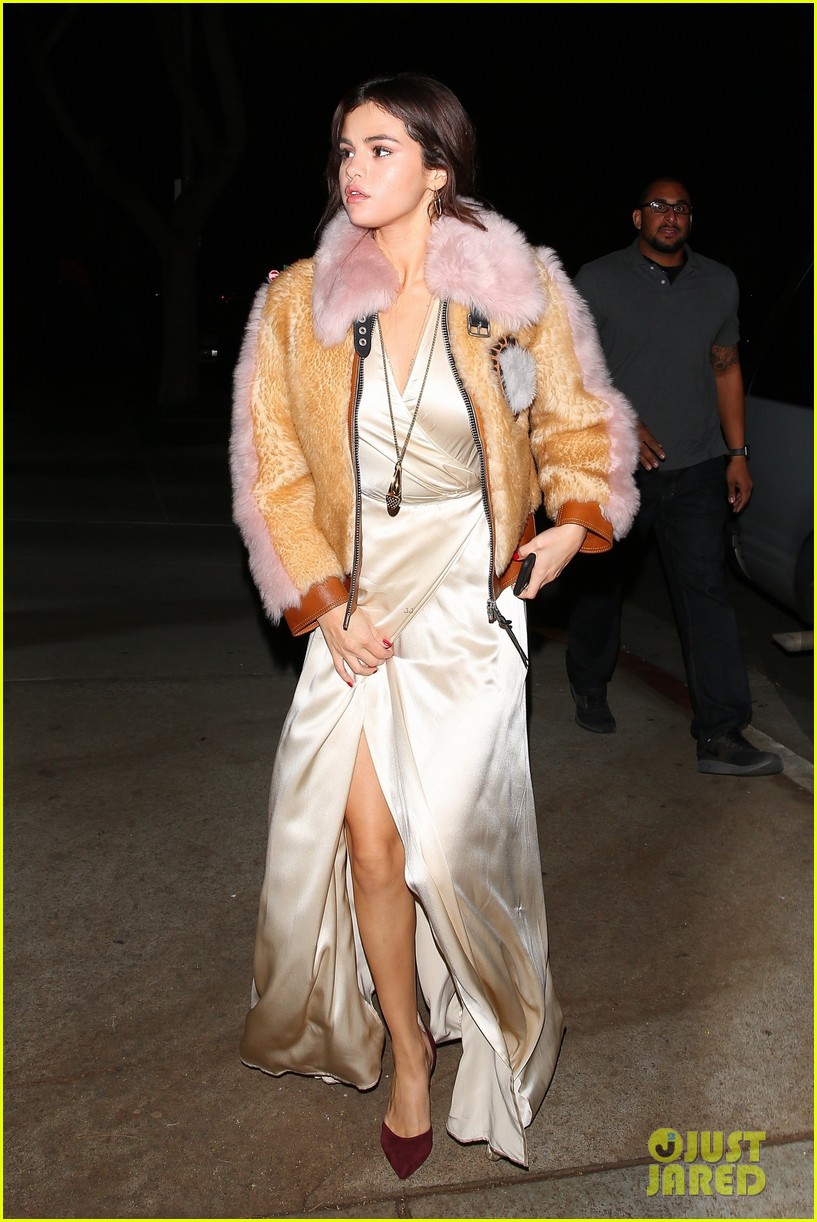 Đi nhà hàng ăn tối, Selena Gomez diện đồ sang chảnh và quyến rũ không khác dự sự kiện - Ảnh 2.