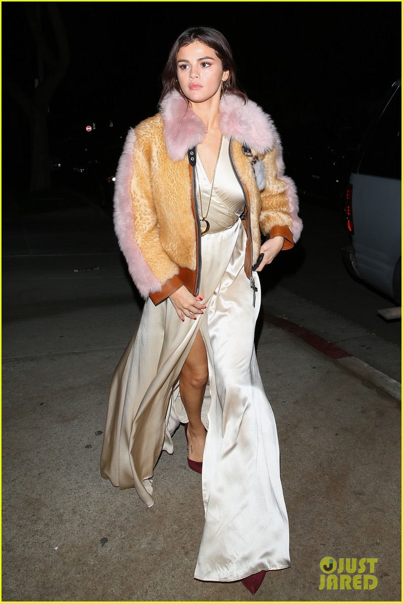 Đi nhà hàng ăn tối, Selena Gomez diện đồ sang chảnh và quyến rũ không khác dự sự kiện - Ảnh 4.