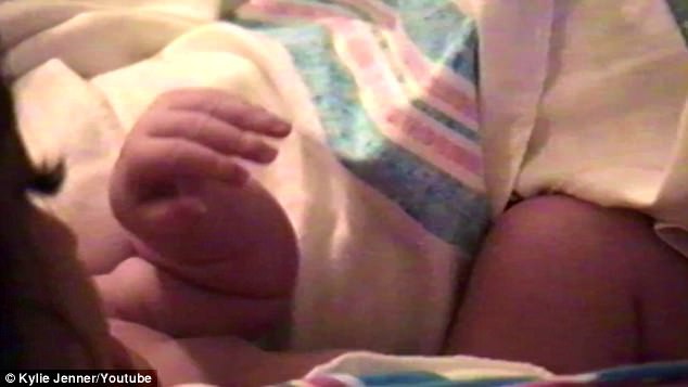 Kylie Jenner đã sinh con gái, chia sẻ video đầy cảm xúc về em bé và quá trình mang thai - Ảnh 2.