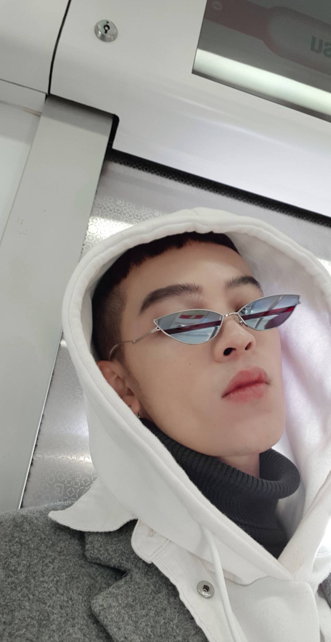 Kính mắt giờ phải bé tin hin mới là đúng mốt và nhiều fashion icon Việt đang tẩy chay hết kính bự để diện thứ kính tí hon này - Ảnh 7. Kính mắt giờ phải bé tin hin mới là đúng mốt và nhiều fashion icon Việt đang tẩy chay hết kính bự để diện thứ kính tí hon này - Ảnh 7.