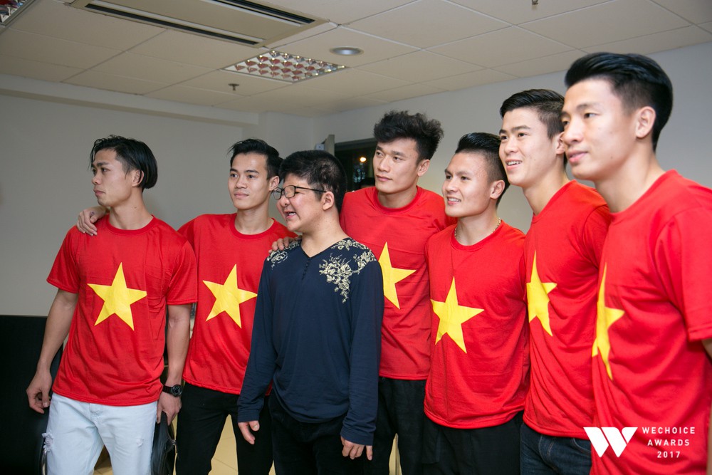 Bé Bôm hạnh phúc, cười khoái chí khi được chụp ảnh cùng 6 tuyển thủ của U23 Việt Nam - Ảnh 2.
