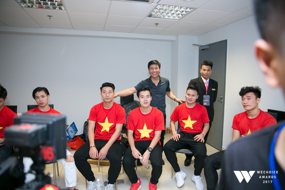 Bé Bôm hạnh phúc, cười khoái chí khi được chụp ảnh cùng 6 tuyển thủ của U23 Việt Nam - Ảnh 3.