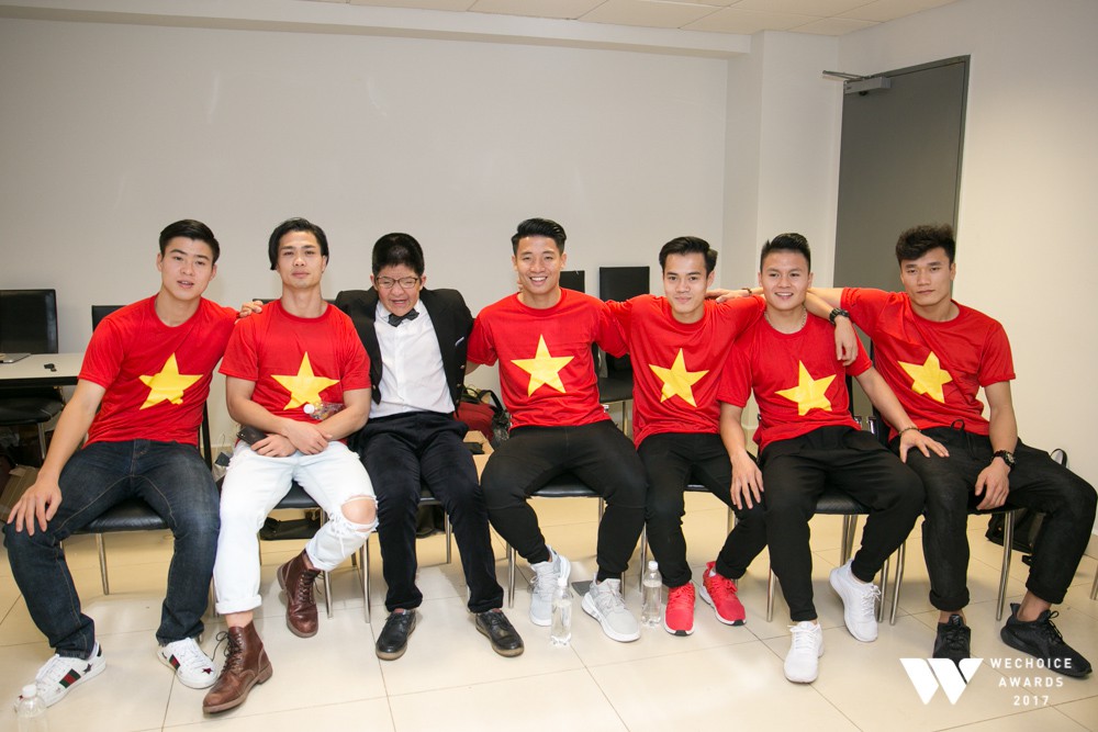 Bé Bôm hạnh phúc, cười khoái chí khi được chụp ảnh cùng 6 tuyển thủ của U23 Việt Nam - Ảnh 4.