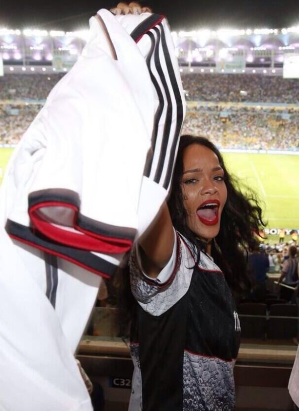Kh&ocirc;ng chỉ sao Việt cuồng cầu thủ b&oacute;ng đ&aacute; đ&acirc;u, đến Rihanna cũng thế m&agrave; - Ảnh 2.
