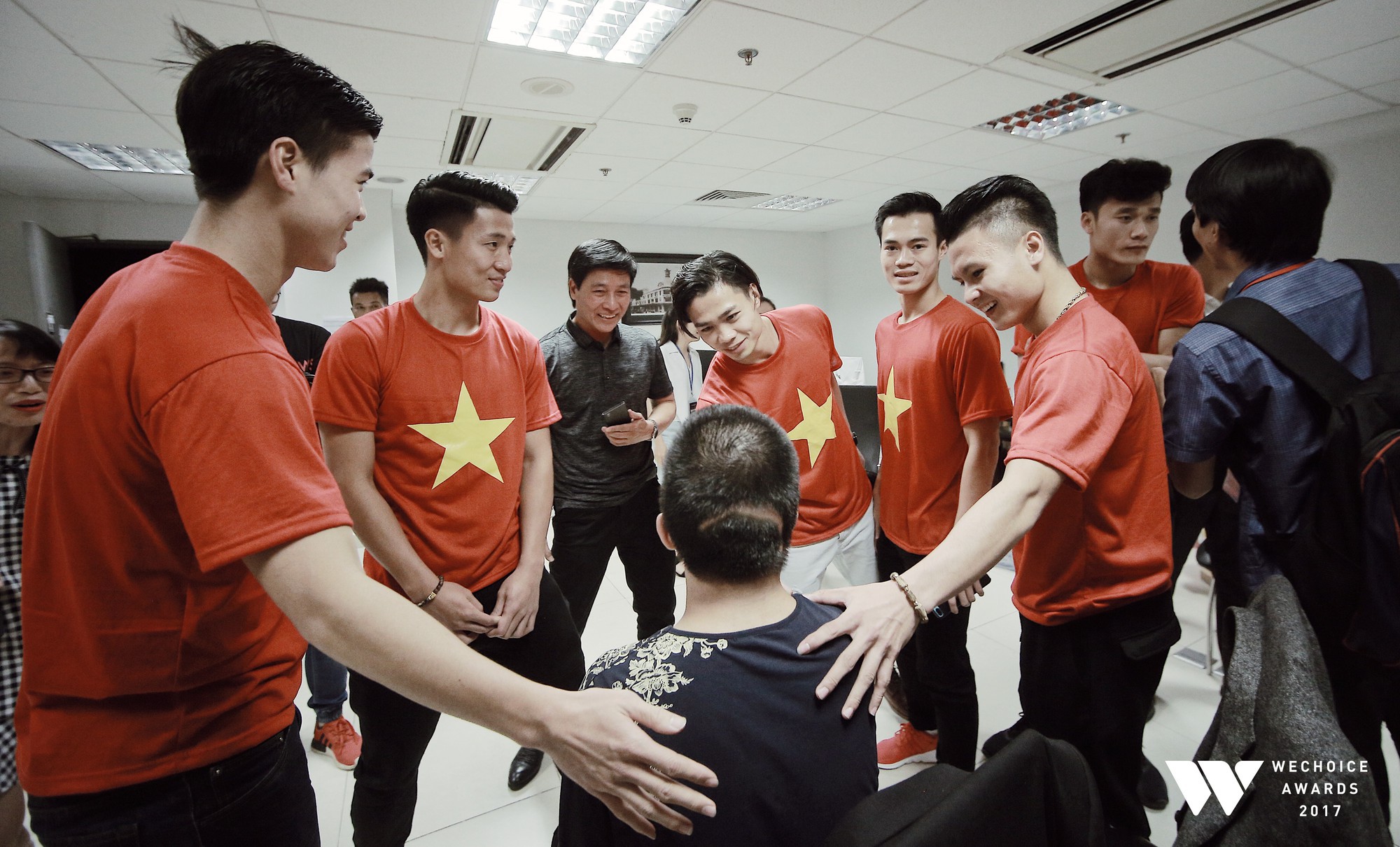 Bé Bôm hạnh phúc, cười khoái chí khi được chụp ảnh cùng 6 tuyển thủ của U23 Việt Nam - Ảnh 1.