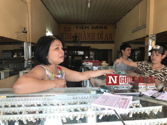 Chủ tiệm v&agrave;ng kể lại gi&acirc;y ph&uacute;t bị t&ecirc;n cướp cầm b&uacute;a v&agrave; dao uy hiếp - Ảnh 2.