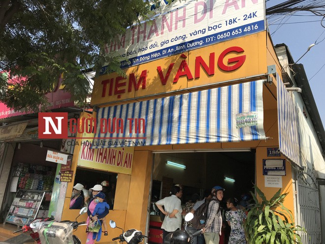 Chủ tiệm v&agrave;ng kể lại gi&acirc;y ph&uacute;t bị t&ecirc;n cướp cầm b&uacute;a v&agrave; dao uy hiếp - Ảnh 3.