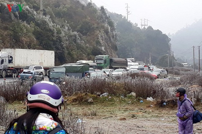 Băng tuyết gây ách tắc quốc lộ 4D nối Lai Châu - Lào Cai - Ảnh 7.