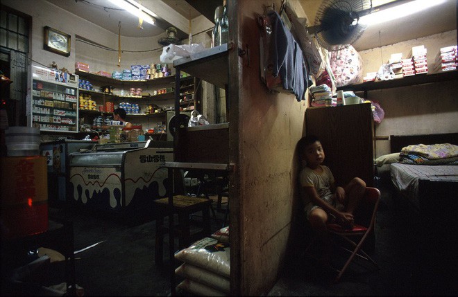 Bên trong Cửu Long Trại Thành và những ký ức khó phai mờ về sào huyệt hắc ám đông dân cư nhất thế giới ở Hong Kong - Ảnh 10.