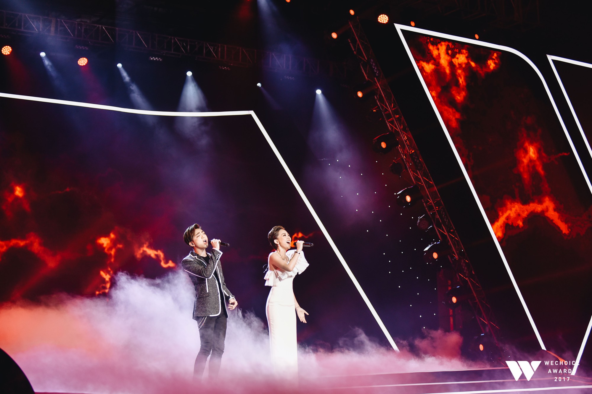 Khoảnh khắc WeChoice Awards: Đẹp nhất là khi Sơn Tùng, bé Bôm và các nghệ sĩ Việt cùng chậm lại trong dòng cảm xúc vỡ òa - Ảnh 12. Khoảnh khắc WeChoice Awards: Đẹp nhất là khi Sơn Tùng, bé Bôm và các nghệ sĩ Việt cùng chậm lại trong dòng cảm xúc vỡ òa - Ảnh 12.